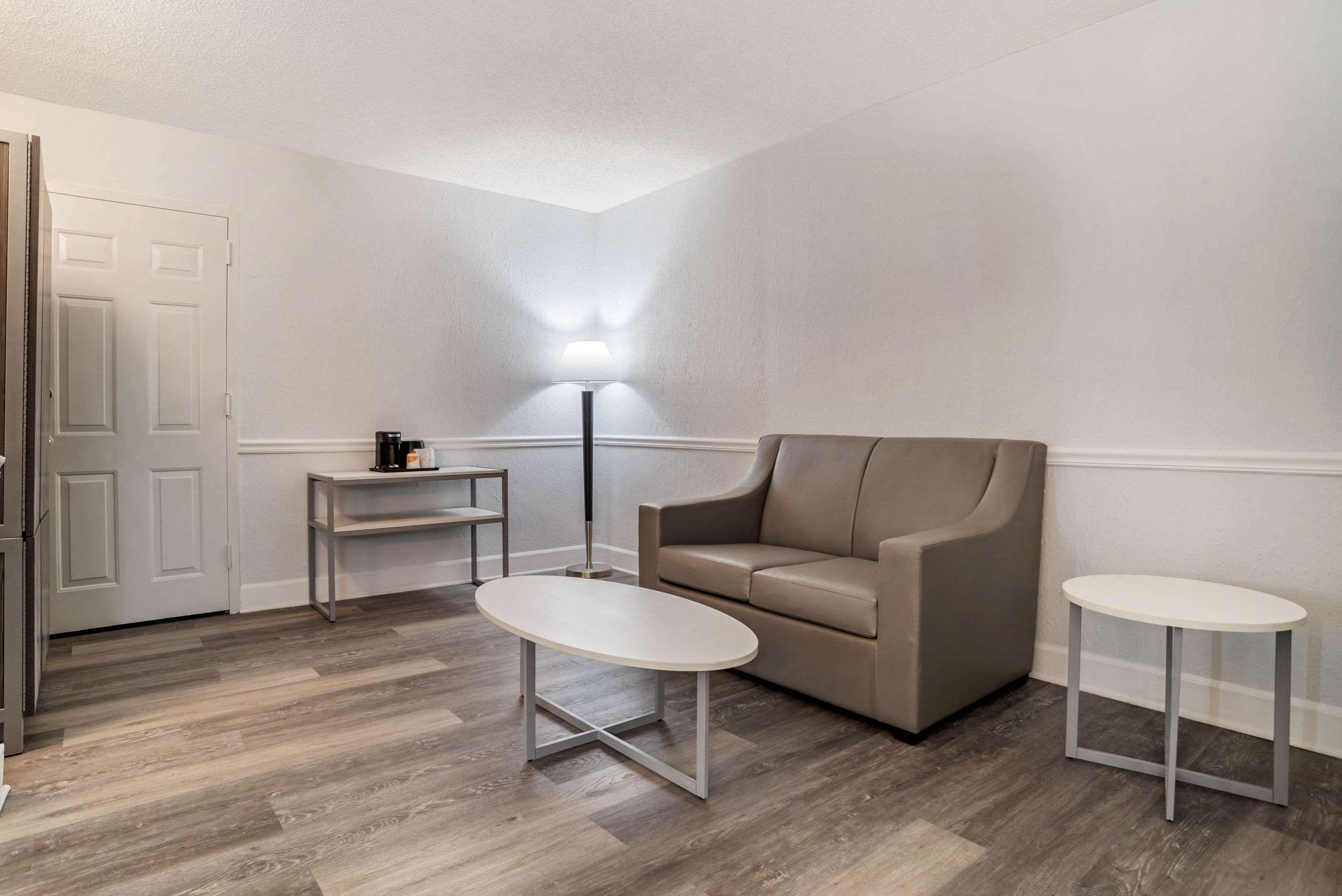 Baymont By Wyndham Montgomery Al Extérieur photo