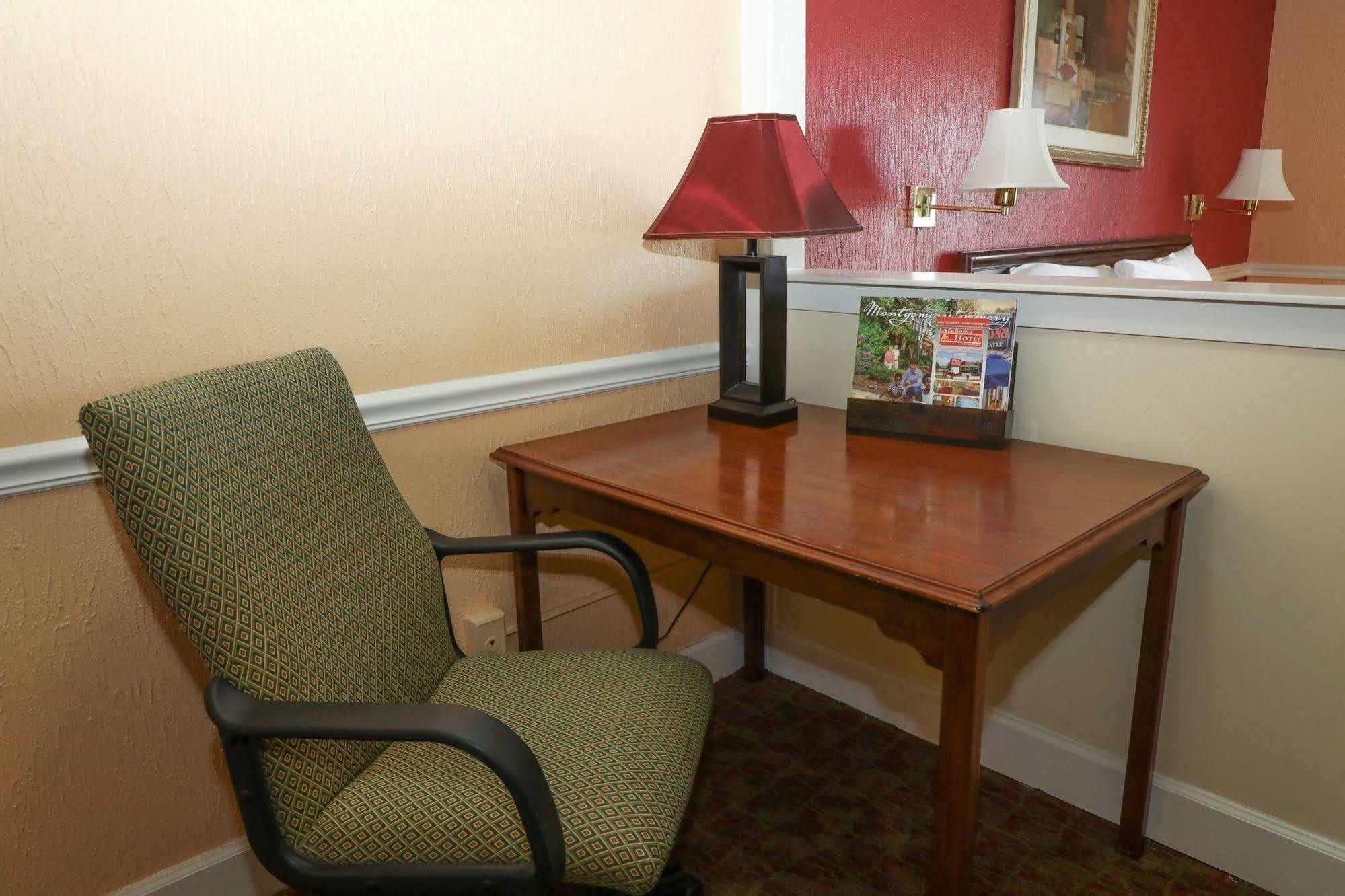 Baymont By Wyndham Montgomery Al Extérieur photo